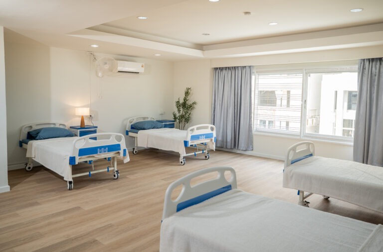 ห้องพักศูนย์ดูแลผู้สูงอายุ บ้านอาจารย์พงษ์ศักดิ์ ศรีนครินทร์ เนอร์สซิ่งโฮม 24 ชั่วโมง