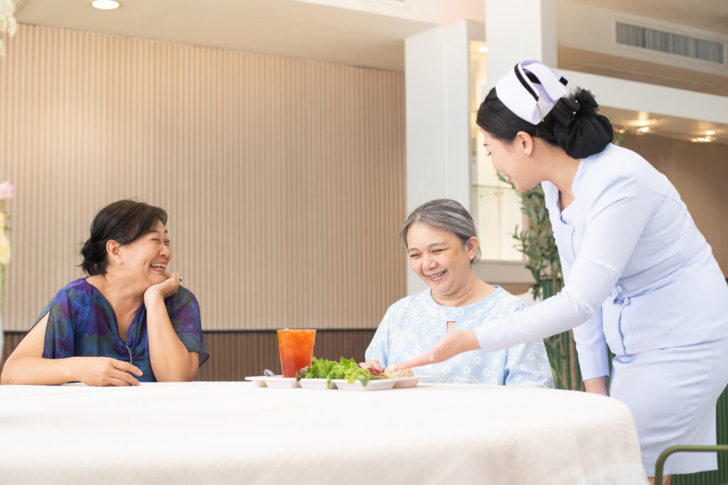 กำลังตัดสินใจเลือกศูนย์ดูแลผู้สูงอายุให้คนที่คุณรักอยู่หรือไม่? ทีมผู้เชี่ยวชาญของบ้านอาจารย์พงษ์ศักดิ์ พร้อมให้คำปรึกษาและประเมินความเหมาะสมของการดูแลผู้สูงอายุแต่ละราย โดยไม่มีค่าใช้จ่าย