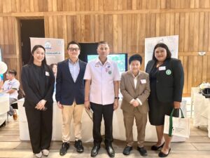 ทีมงานบ้านอาจารย์พงษ์ศักดิ์ที่บูธในงาน