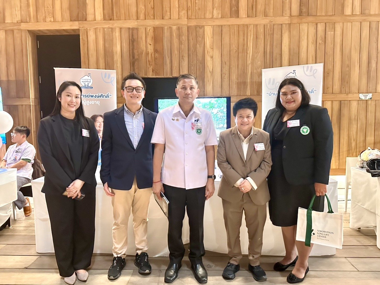 ทีมงานบ้านอาจารย์พงษ์ศักดิ์ที่บูธในงาน